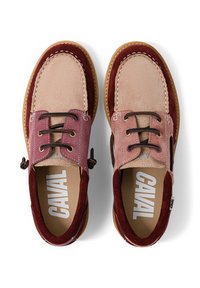 Paire de mocassins bateau en daim bordeaux et beige avec lacets marron, surpiqûres blanches et semelles couleur cuir sur fond blanc.