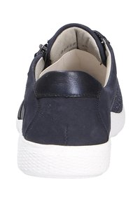Baskets en cuir bleu marine avec un panneau en tissu texturé ; semelle en caoutchouc blanc, profil bas, et une fermeture éclair au niveau du talon pour un enfilage facile.
