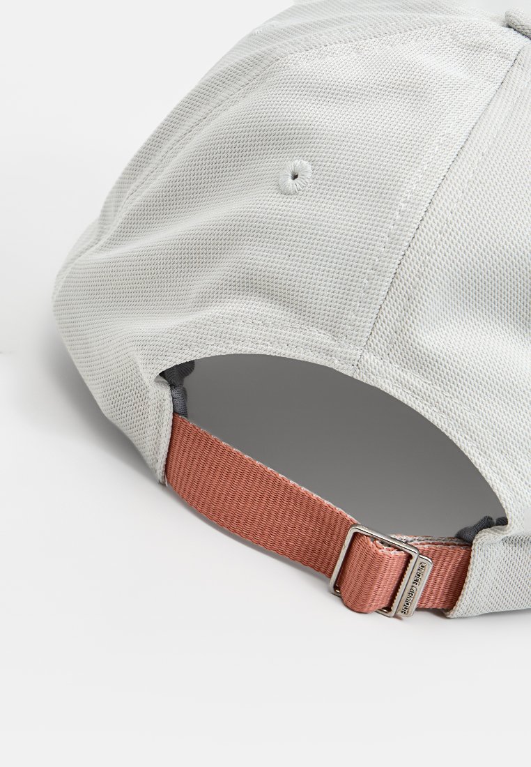 Gorra gris claro con tejido de malla, correa ajustable de color rosa y herrajes de metal plateado en la parte trasera. Textura suave, diseño de visera curva.