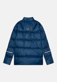 Chaqueta hinchada azul marino con un cuello alto, diseño acolchado, acentos reflectantes en las mangas y un logotipo impreso en la parte posterior.