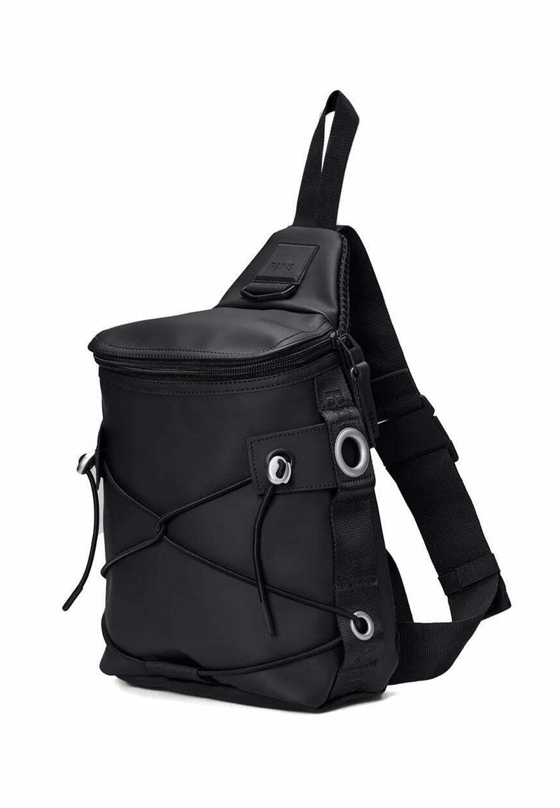 Sacoche noire avec fermeture éclair, fabriquée en tissu lisse. Dispose d'une sangle réglable et de détails en cordon décoratif à l'avant.