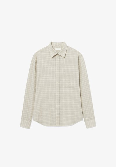 Jasno beżowa koszula z długim rękawem w kratę, z kołnierzykiem zapinanym na guziki, przednią kieszenią i lekko zaokrąglonym dołem. Teksturowany materiał.
