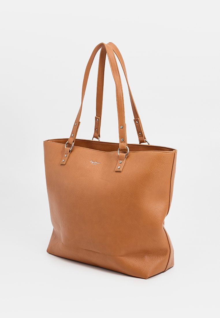 Bolso tote de cuero marrón claro con una superficie texturizada, dos asas largas y acentos de hardware en tono plateado. Forma simple y rectangular sin cierres.