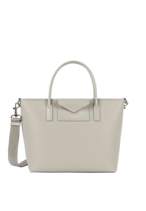 Sac cabas en cuir texturé gris clair avec deux poignées, une bandoulière amovible et un rabat avant avec logo.