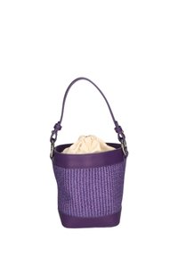 Borsa a tracolla viola intrecciata con un corpo strutturato, dettagli in pelle liscia e una tasca interna con coulisse. Manico corto per una facile portabilità.