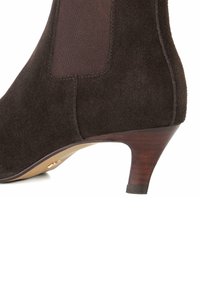 Bottines en daim marron avec un talon en bois de hauteur moyenne, présentant un panneau latéral en mesh et des détails de couture soignés.