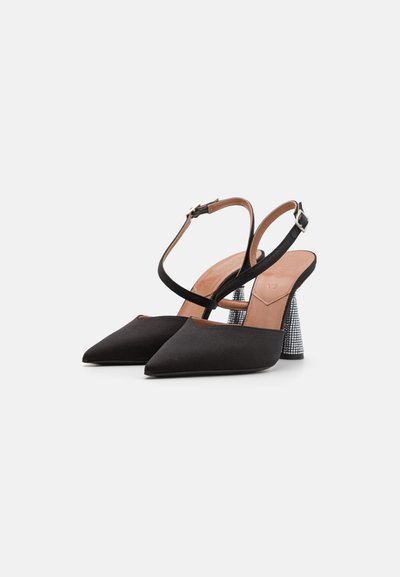 Mustad satiinist slingback kõrged kontsad terava ninaga, beež sisevooder ja tekstuuriga kristallidega kaunistatud plokk-kontsad.