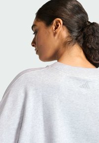 adidas Sportswear SEASONAL ESSENTIALS COLORPOP WITH EMBROIDERED GRAPHIC - Felpa - light grey heather   active maroon