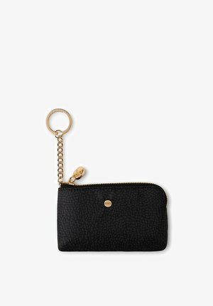 Petite pochette zippée noire texturée avec petit bouton doré et porte-clés chaîne dorée avec mousqueton.