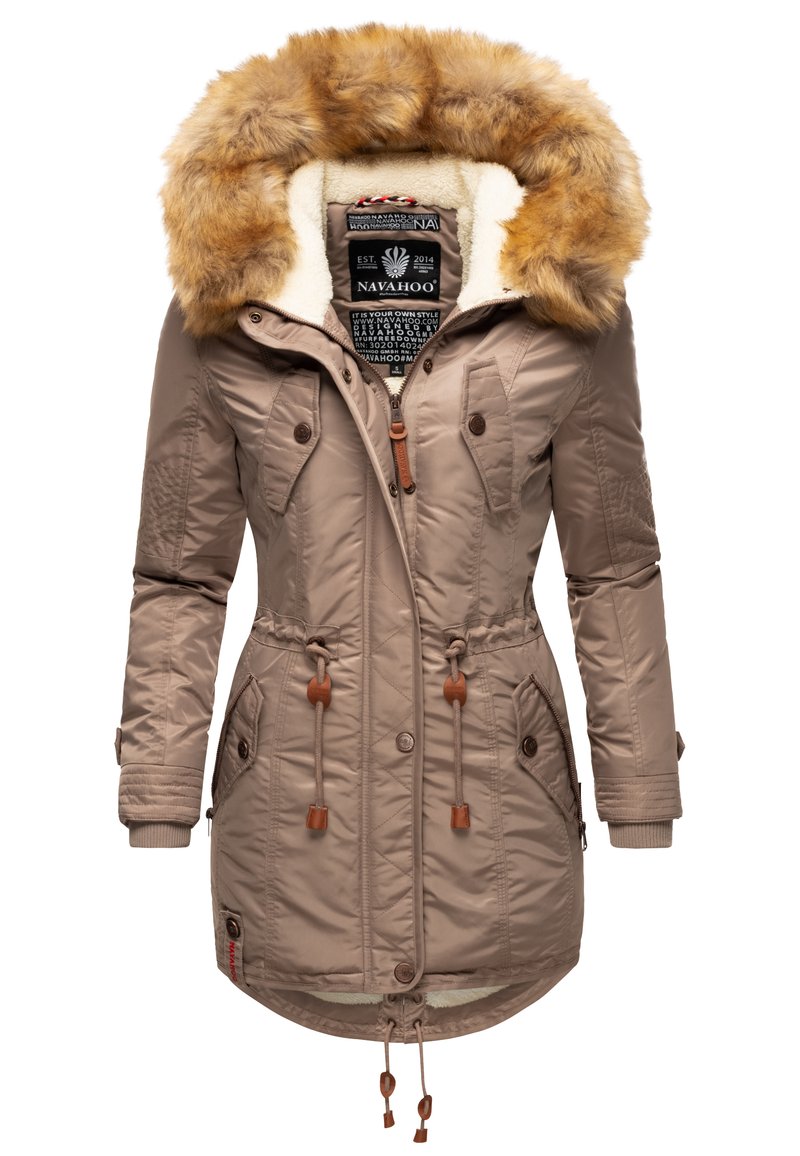 Beige parka jas met een nepbont capuchon, gestikt textuur, een koord in de taille, ritssluiting en knoopsluiting, en twee voorzakken met kleppen.