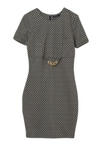 Robe ajustée à manches courtes avec un motif texturé noir et beige ; soulignée d'une chaîne dorée à la taille.