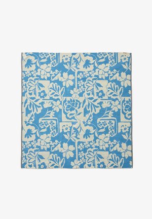 Asciugamano blu e bianco con un motivo floreale intricato che presenta vari fiori e foglie disposti in un disegno ripetuto.