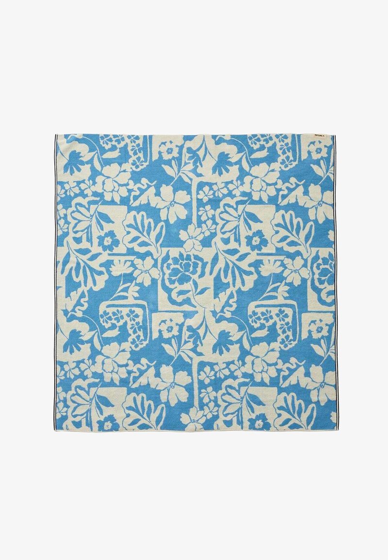 Blåt og hvidt håndklæde med et indviklet blomstermønster, der indeholder forskellige blomster og blade arrangeret i et gentaget design.