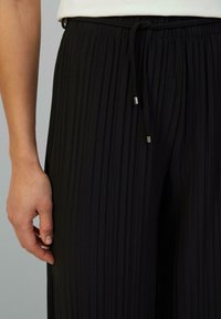 s.Oliver BLACK LABEL Trousers - schwarz