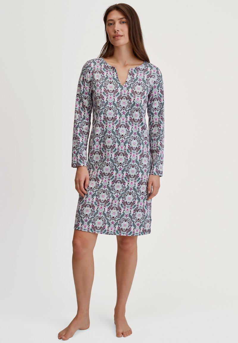 Abito a maniche lunghe, lunghezza al ginocchio, con un motivo floreale che presenta tonalità di rosa e verde su uno sfondo azzurro chiaro, con scollatura a V profonda.
