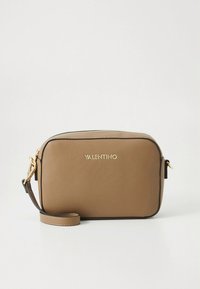 Malá obdélníková taška přes rameno z hnědé kůže s pozlaceným zipem, zlatými kovovými doplňky a logem Valentino uprostřed na přední straně.