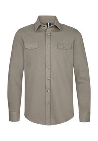 Chemise gris clair à manches longues en tissu doux, avec une fermeture boutonnée sur le devant, deux poches poitrine et un col classique avec des accents métalliques.