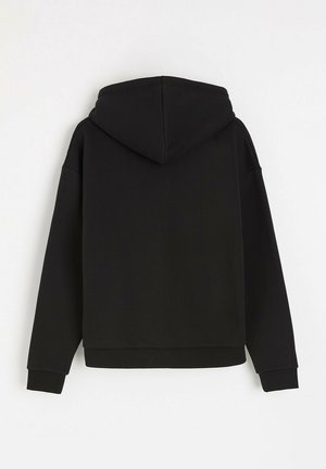 Czarna bluza z kapturem na sznurki, długimi rękawami i ściągaczami na mankietach. Wykonana z miękkiego, grubego materiału; gładka faktura i luźny krój.