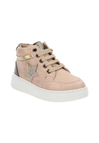 Różowe sneakersy typu high-top z imitacji skóry, z białą gumową podeszwą, akcentem w kształcie gwiazdy po boku i srebrnymi metalicznymi wykończeniami. Posiadają okrągłe sznurówki i przeszycia.