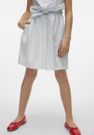 Abito camicia a righe blu chiaro con vita elasticizzata e cintura annodata, dotato di due tasche laterali e orlo fino al ginocchio. Abbinato a ballerine rosse.