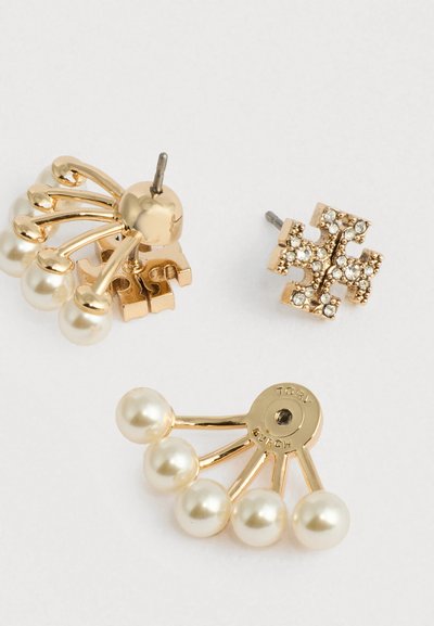Χρυσά σκουλαρίκια με σχέδιο φαντασίας που περιλαμβάνει πέντε πέρλες και ένα διακοσμητικό κουμπί με διάφανα κρύσταλλα, προσφέροντας ένα μείγμα υφών και σχημάτων.