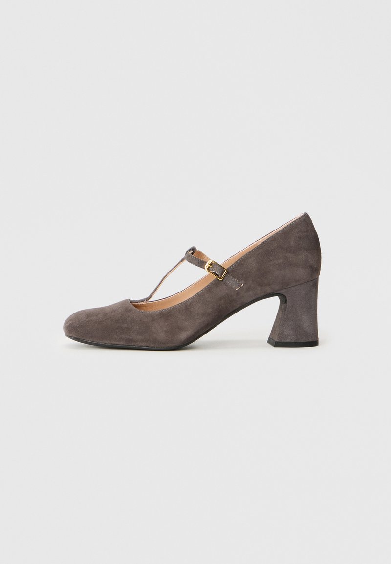 Scarpa con tacco in suede grigio, punta arrotondata, cinturino sul piede con fibbia dorata e tacco spesso per maggiore stabilità.