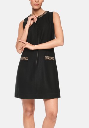 Schwarzes ärmelloses Kleid mit rundem Ausschnitt, Leopardenmuster-Akzenten an den Taschen und am Kragen sowie einem Reißverschluss vorne.