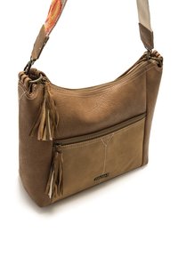 Bolso de hombro de cuero marrón con acabado texturizado, bolsillo superior con cremallera, compartimento frontal con cremallera y borlas multicolor.