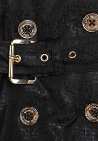 Czarny pasek o błyszczącym wykończeniu z dużą złotą metalową klamrą oraz ozdobnymi guzikami z wytłoczonym logo marki. Teksturowana tkanina.