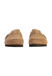 Scarpe slip-on in suede color cammello con una finitura liscia, suola piatta e due fibbie metalliche regolabili per una vestibilità sicura. Design con punta arrotondata.