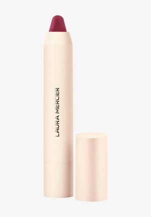 Ceras de labbra con punta appuntita di colore berry profondo. Cassa cilindrica opaca di colore crema con marchio nero. Cappuccio incluso.