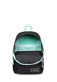 Zaino di tessuto nero con dettagli verde menta. Presenta un ampio scomparto principale con una tasca in rete e un cappuccio frontale con una toppa del logo.