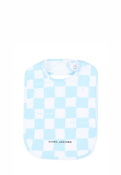Bavoir pour bébé à motif damier bleu clair et blanc avec fermeture à pression, marqué du texte "MARC JACOBS" sur le devant.