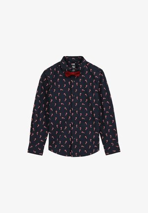 Námořnická košile na knoflíky s vzorem cukrové holi v červené a bílé barvě. Obsahuje odpovídající červenou motýlkovou kravatu. Dlouhé rukávy a standardní límec.