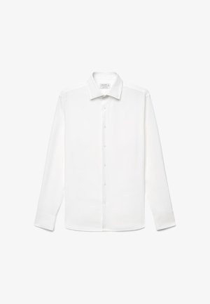 Camicia bianca a maniche lunghe con colletto classico e bottoni frontali, mostrata su uno sfondo bianco uniforme.