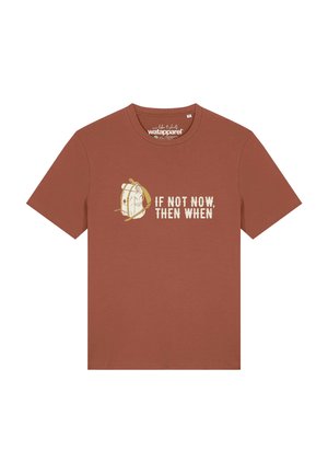 Bruine T-shirt met korte mouwen met een wandelrugzakgrafiek en de tekst "IF NOT NOW, THEN WHEN" gedrukt in het midden voor.