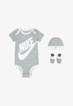 Siv bombažni bodi z belim robom, na njem je velik beli Nike logotip; vključuje ujemajočo se sivo kapo in copatke z belimi poudarki.