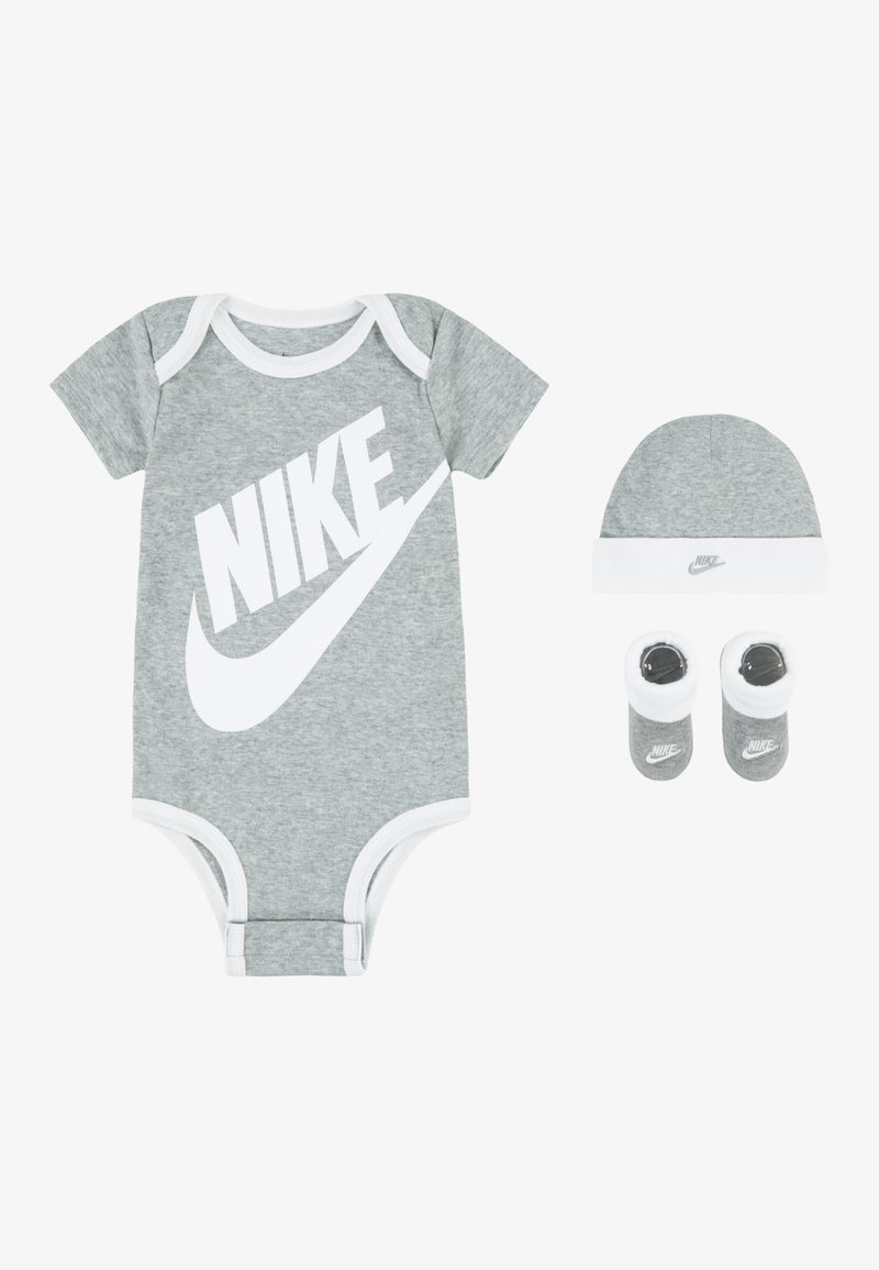 Body gri din bumbac cu margini albe, având un logo mare alb Nike; include pălărie și botine gri asortate cu accente albe.
