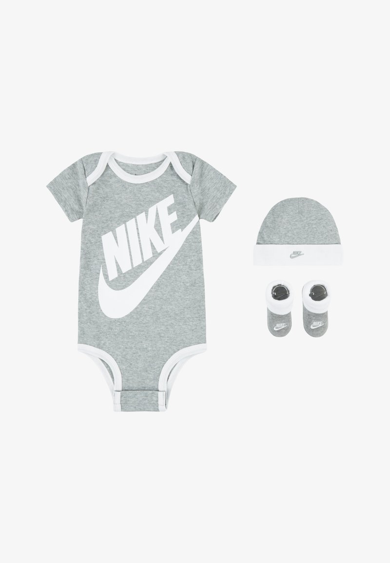 Body gri din bumbac cu margini albe, având un logo mare alb Nike; include pălărie și botine gri asortate cu accente albe.