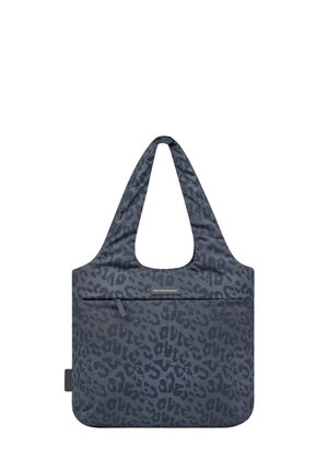 Dunkelgraue Tasche mit schwarzen Leopardenflecken, breitem Schulterriemen, vorderer Reißverschlusstasche und einem "Made for Experiences"-Etikett auf der Vorderseite.