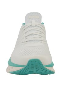 Chaussure de sport blanche avec une tige en maille, des accents turquoise et une semelle texturée. Comprend des lacets blancs et un design de talon renforcé.