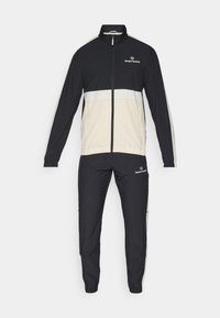 Unselected, black/wood ash