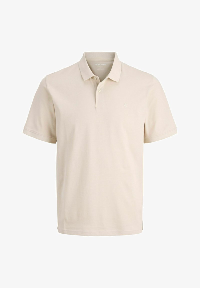 Polo beige en coton avec manches courtes, un col à deux boutons et un petit logo sur la poitrine. Texture lisse.