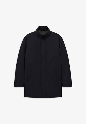 Schwarze Jacke mittlerer Länge mit Stehkragen, verdecktem Frontreißverschluss und zwei schräg angesetzten Seitentaschen, auf weißem Hintergrund dargestellt.