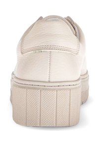 Lichtbeige leren schoen met een ronde neus en een dikke, gestructureerde witte zool. Beschikt over gestikte naden en een gladde oppervlakte.