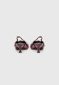 Sandale cu toc slingback de culoare vișinie, cu un finisaj lucios, având un toc mic, spate deschis și un detaliu decorativ sub formă de funda în partea din spate.