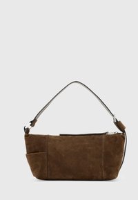 Brązowa zamszowa torba na ramię z czarnym paskiem, wyposażona w zamek błyskawiczny i zewnętrzną kieszeń. Gładka tekstura, minimalistyczny design.