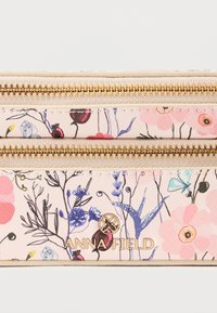 Λουλουδάτο πορτοφόλι με απαλό ροζ φόντο, χρυσά φερμουάρ και ανάγλυφο λογότυπο "ANNA FIELD". Διακοσμημένο με διάφορα σχέδια λουλουδιών και εντόμων.