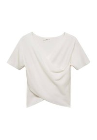 Bílý top s krátkým rukávem a zavinovacím designem, vyrobený z texturované žebrované látky a s volným střihem. Obsahuje mírný drapování vpředu pro vizuální zajímavost.