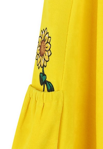 Gele stof met een gestructureerd oppervlak, met een zonnebloemprint en een ruches zakdetail aan één kant.